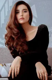 Hareem Farooq  Female Actors  For Business Promotion